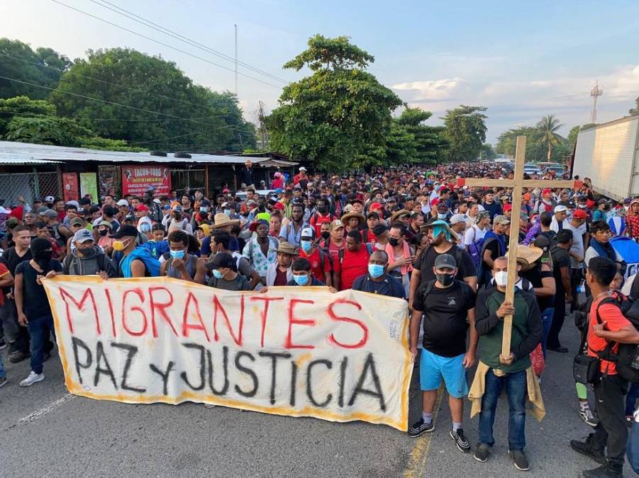 La hondureña Kari Pineda contó que se unió a la caravana para huir de la pobreza, la inseguridad y la corrupción que se vive en su país y en busca de mejores oportunidades. ”Tenemos la esperanza de llegar a Estados Unidos para trabajar y darle un mejor futuro a nuestros hijos”, sostuvo.