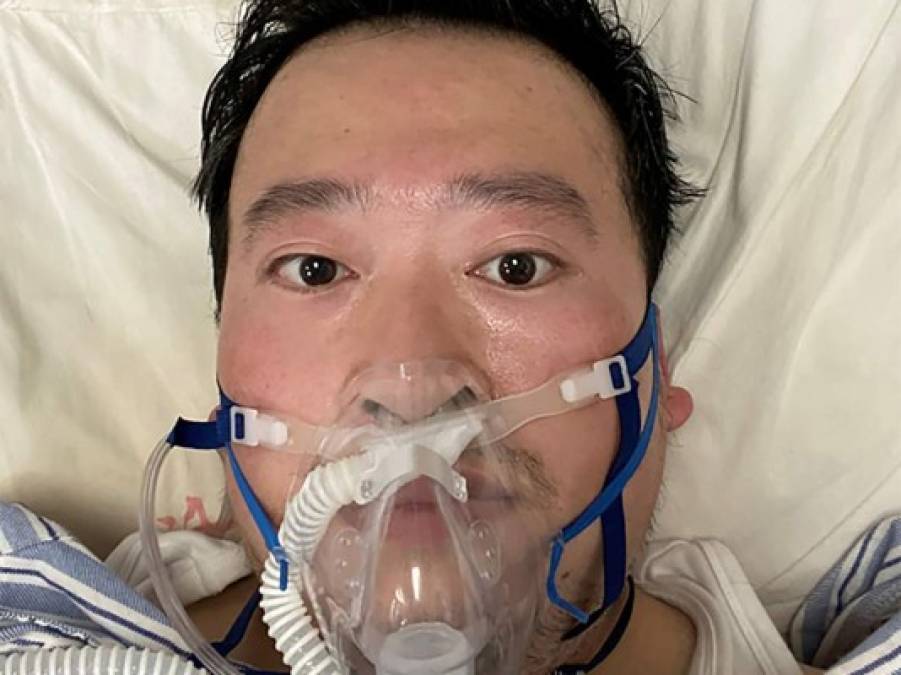 Fue el doctor Li Wenliang quien avisó sobre el misterioso virus que comenzaba a afectar a decenas de pacientes en Wuhan. Tras su denuncia pública, el médico acabó en la comisaría de policía por haber mencionado la aparición del coronavirus. Se le acusó de 'difundir rumores' y tras ser liberado regresó al hospital a atender a sus pacientes donde se infectó del letal virus y murió pocas semanas después.