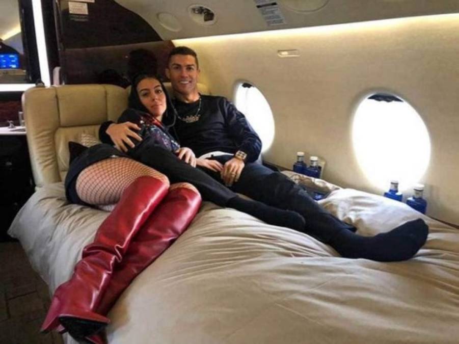 El avión de CR7 puede transportar 18 pasajeros en un solo viaje y es también, con una velocidad de 610 millas por hora, el más rápido de la lista. Puede transportar 2.950 kilogramos y recorrer hasta 7.000 millas náuticas.