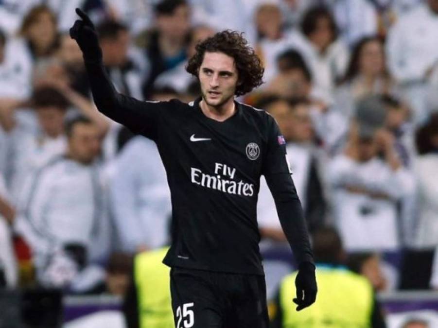 Rabiot: Según informa diario Sport, el Bayern Múnich se ha metido en la operación del Barcelona por el centrocampista francés. El jugador ha sido pretendido desde hace varias temporadas atrás con los catalanes.