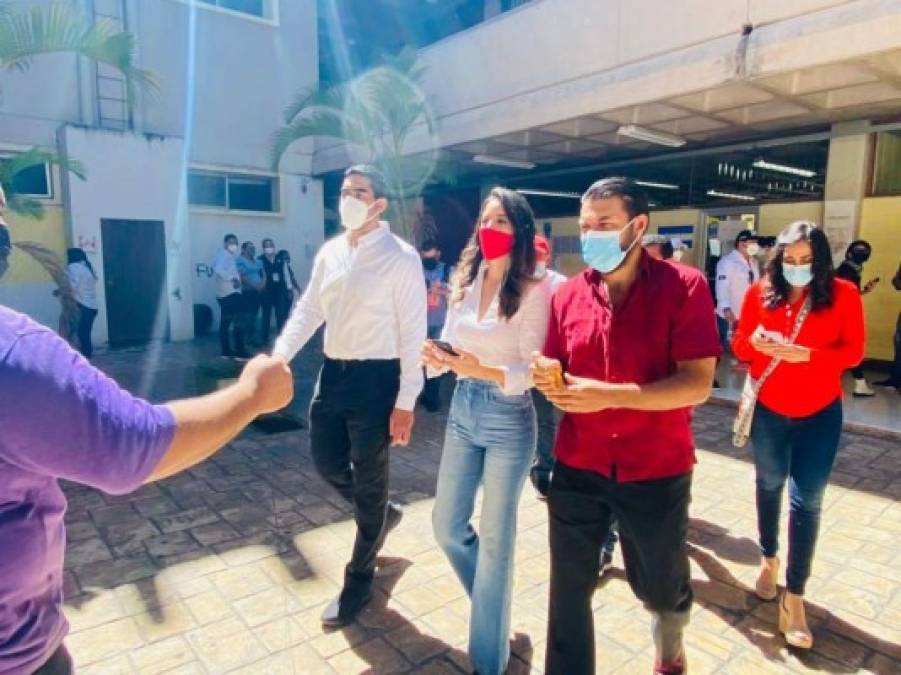 A su paso por los centro de votación, La Pichu saludaba a los simpatizantes de su partido Libertad y Refundación.