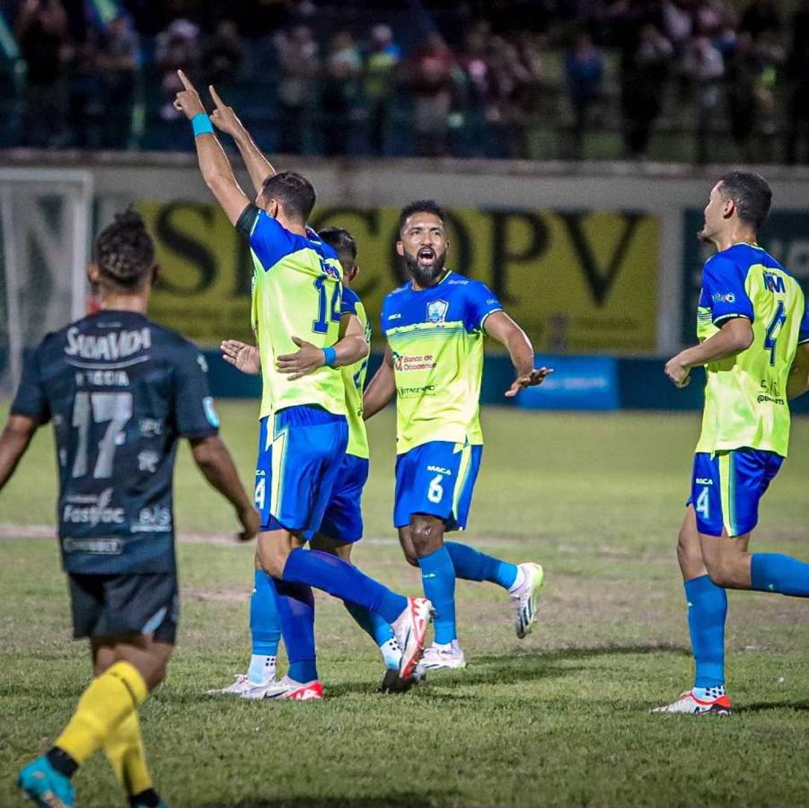 Fabricio Silva celebrando su golazo que firmó el empate de los Potros del Olancho FC.