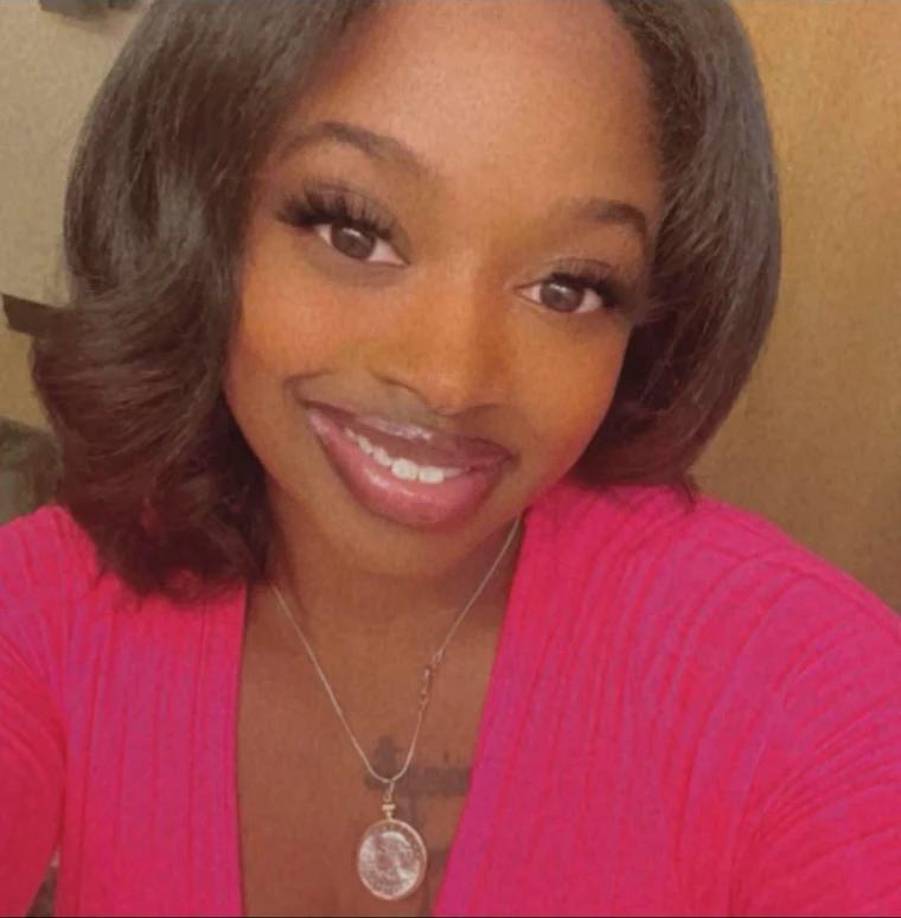 Verona Swanigan, abogada de la familia, también emitió un comunicado en el que mencionó que la madre de Robinson, Sheena Scarbrough, “está devastada y siente como si le arrancaran el corazón mientras la torturan de forma constante con este cúmulo de noticias sobre el atroz asesinato de su hija”.