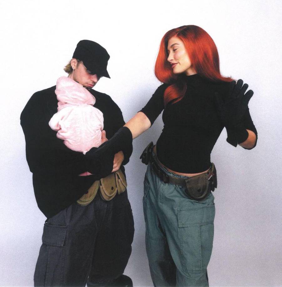 En cuanto a su hijo, estaba envuelto en un mono rosa con capucha para parecer una rata topo desnuda. Las imágenes se hicieron virales en redes sociales, ya que la pareja se ha rehusado a mostrar fotos del rostro de su hijo. Pero sus fans les causó ternura el ingenio de la pareja al momento de disfrazar al bebé.