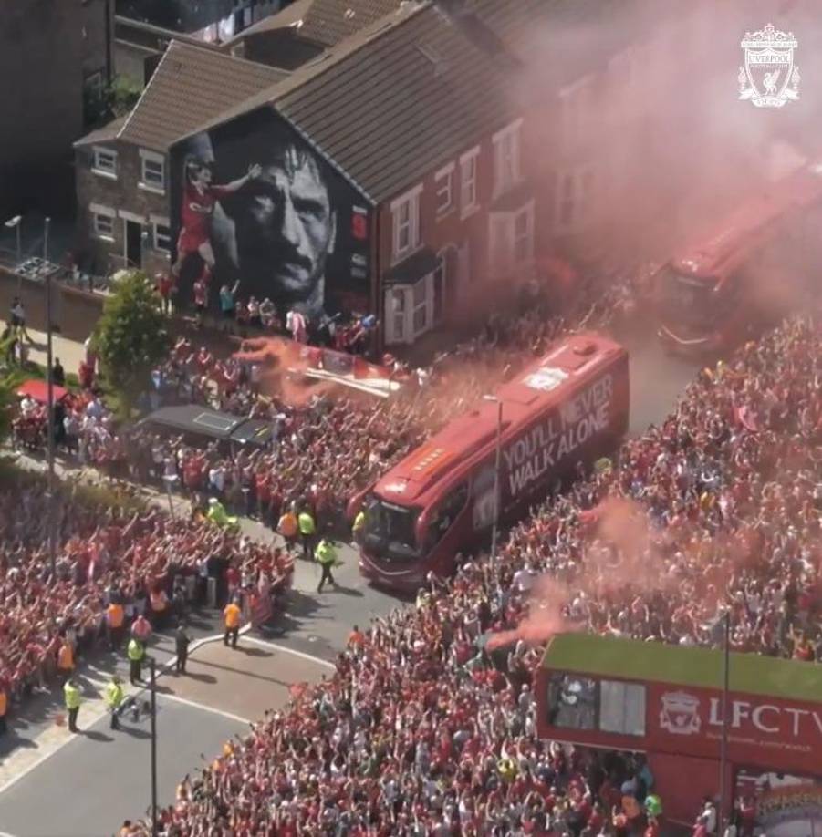 El entrenador alemán Jurgen Klopp fue calurosamente recibido por los aficionados del Liverpool en Anfield durante su último partido como entrenador de los ‘Reds’ este domingo, contra el Wolverhampton.