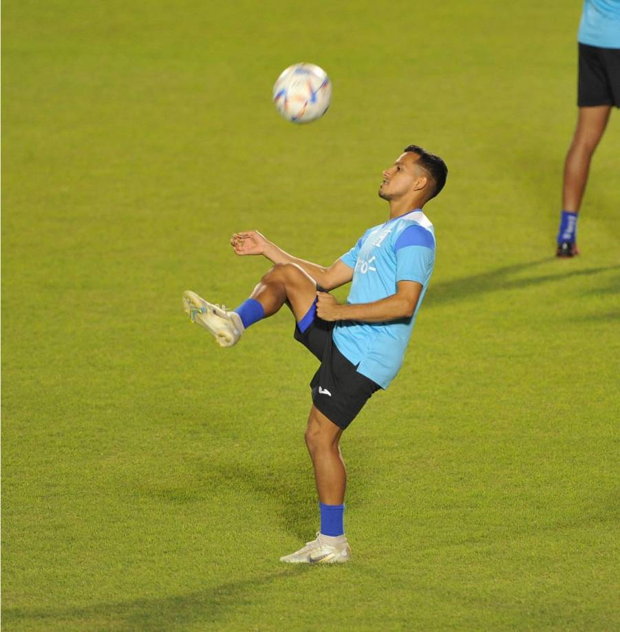 Edwin Rodríguez dominando la pelota en la práctica en el estadio capitalino.