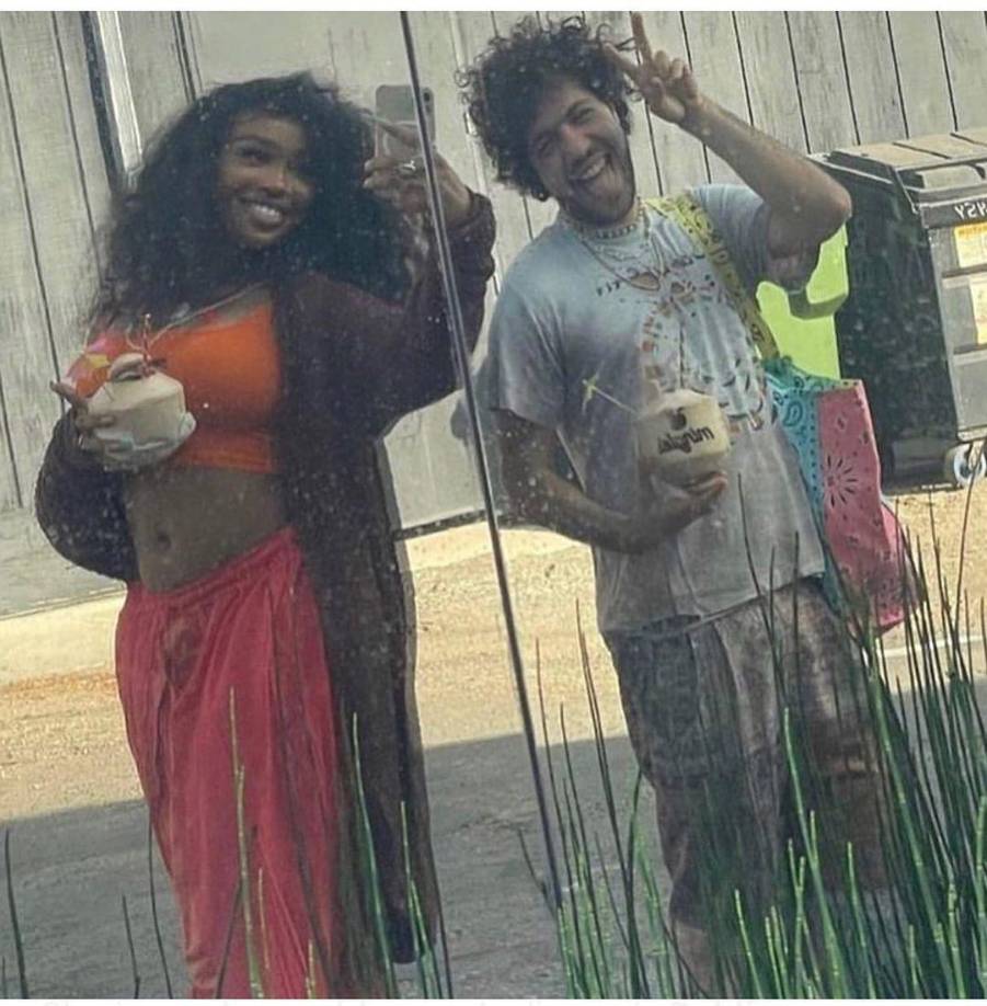 Benny Blanco ha trabajo para Rihanna y Ed Sheeran. Algunos de sus créditos como compositor incluyen Diamonds de Rihanna, Grrrls de Lizzo y Nobody Gets Me de SZA. Anteriormente también trabajó en la música de Selena.