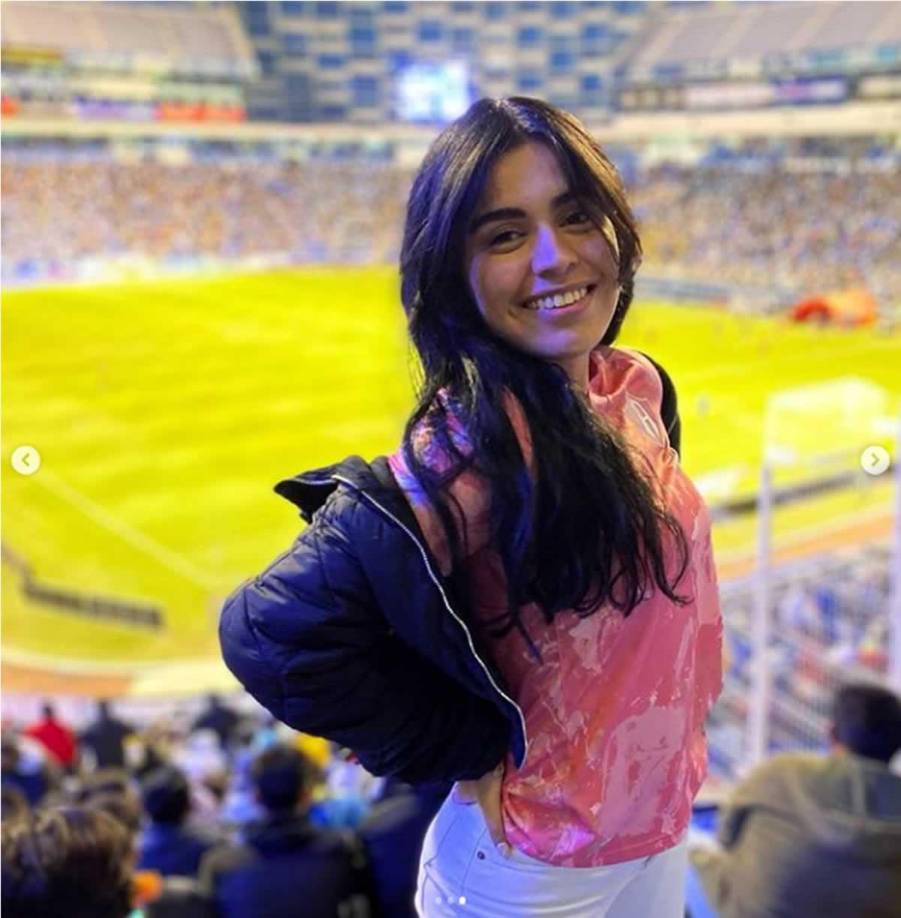 Al conocer la rivalidad que ambos equipos se tienen, evitó llevarse la camiseta de su equipo, por lo que portó una playera negra con el escudo del Atlas en el pecho, que en todo momento tapó con su cabello.