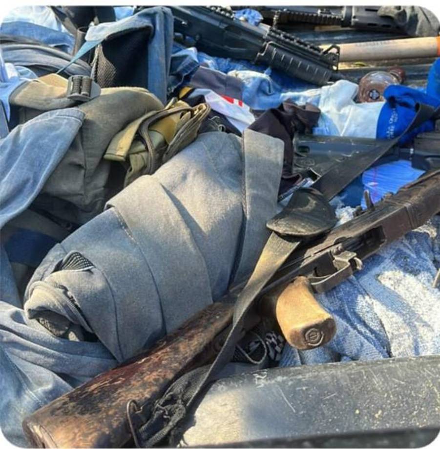 En la paila de un pickup se encontraron los cinco fusiles que eran las armas de reglamento de los agentes de la policía que fueron asesinados la noche del lunes.