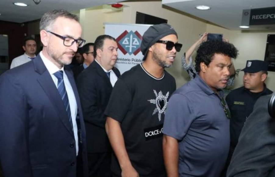 Medios en Paraguay también informan que Ronaldinho rechazó el desayuno que ofrecen en la cárcel, que está compuesto por arroz con leche.