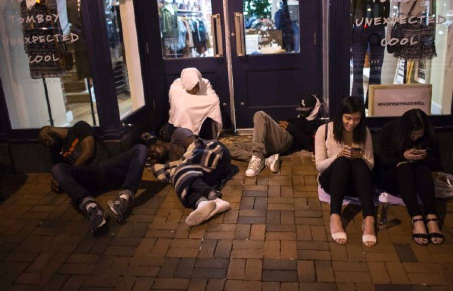 Muchos madrugaron y de hecho durmieron frente a las tiendas para ser los primeros en obtener el iPhone 7.