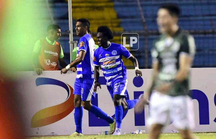 La celebración de Óscar Suazo tras su gol contra el Marathón.