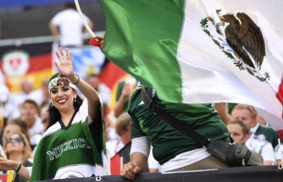 Esta hermosa chica mexicana robó suspiros en el estadio.