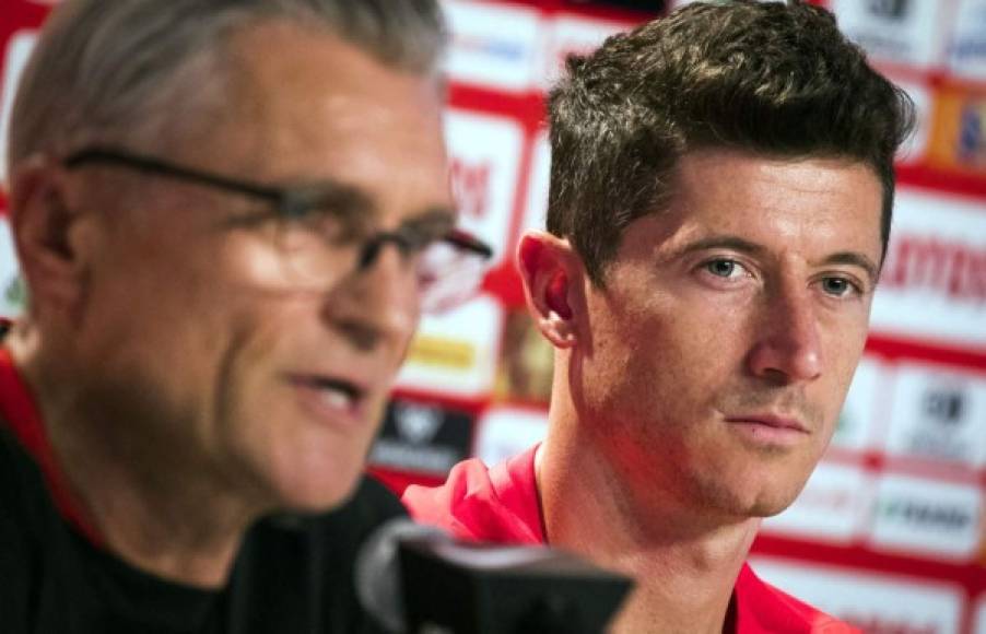 La Federación de fútbol de Polonia prohibe a Robert Lewandowski hablar de su futuro. A la pregunta de un periodista, el portavoz respondió que 'solo va a hablar de la selección y del Mundial'. El delantero del Bayern Múnich, que cumplirá 30 años en agosto, quiere cambiar de aires y ya se le ha relacionado con Real Madrid y PSG. Foto AFP