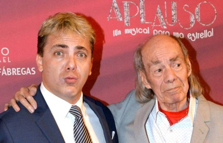 Manuel 'El Loco' Valdés murió la madrugada de este viernes, informó su hijo Pedro Valdés en redes sociales. En la imagen, Valdés aparece junto a su famoso hijo, Cristian Castro.