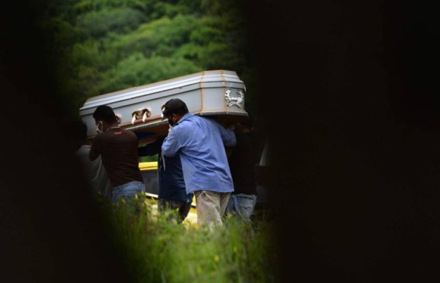 Por los protocolos de bioseguridad el número de personas en los entierros se redujo, algo que contrasta a las tradiciones latinoamericanas.