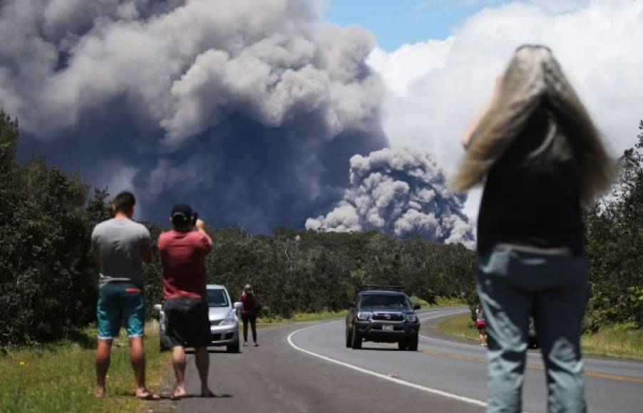 El volcán Kilauea entró en erupción tras varios días de registrarse terremotos de magnitud 5 en la zona.<br/>