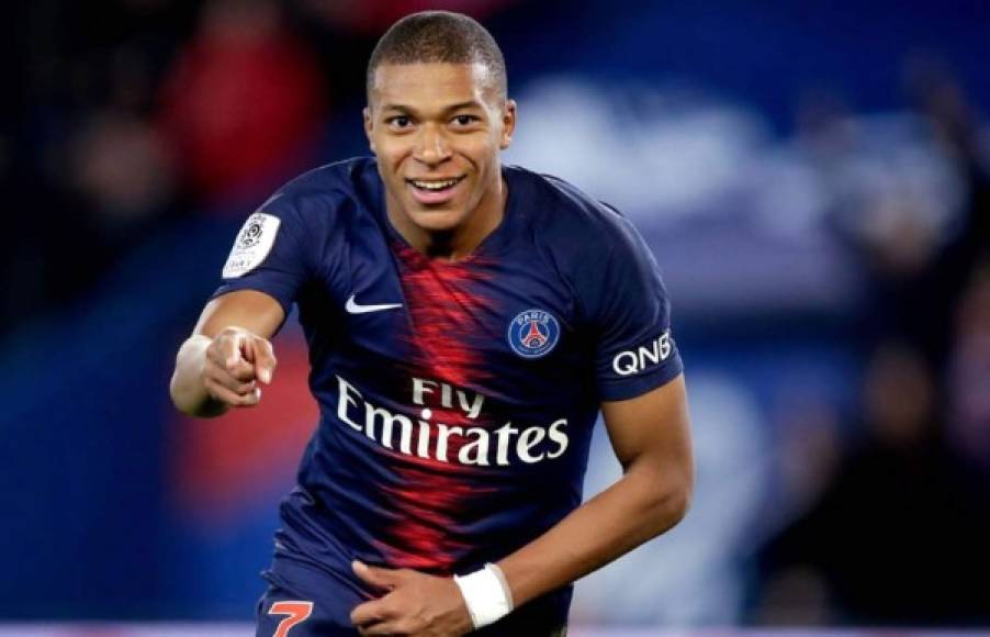 Kylian Mbappé quiere dejar el PSG para fichar por el Real Madrid, asegura una información del diario ABC. El rotativo explica, además, que el padre del futbolista ya está trabajando la operación para que el internacional francés acabe firmado por el club madridista. El supuesto malestar del joven delantero sería el argumento para forzar su salida del club de París. El joven, señala la información, no se siente valorado en el PSG tanto en el apartado económico como también en el deportivo. Gana 13 millones de euros netos por temporada, mientras que Neymar tiene un contrato de 36.<br/><br/>Además, explica ABC, no le ha gustado que no le dejasen lanzar los penales que le hubiese permitido ser Bota de Oro en lugar de Messi. Neymar y Cavani han sido los designados para tirar las penas máximas.