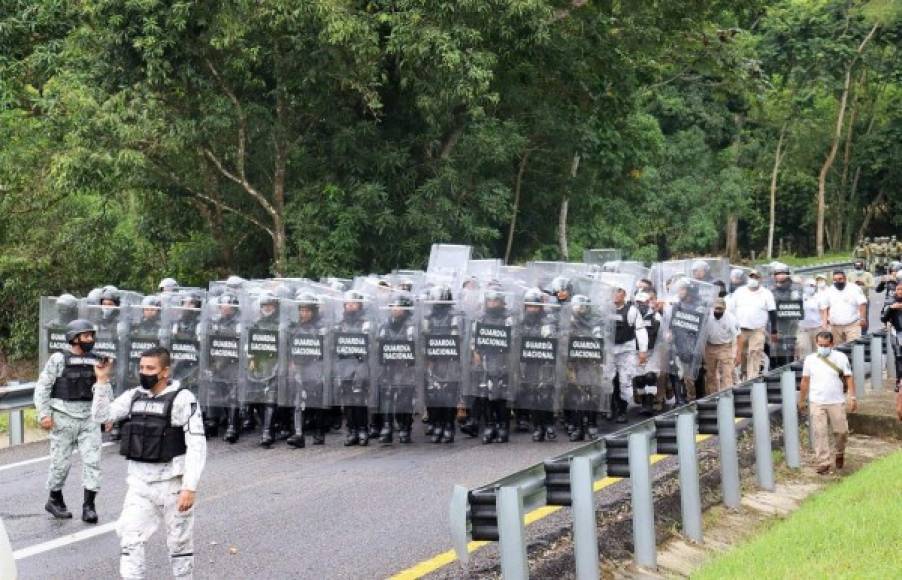 Uno de los migrantes de Guatemala que se identifico como José, explicó que se unió a esta caravana por la necesidad de avanzar, aunque sabe que las fuerzas federales ya los esperan en algún tramo carretero.