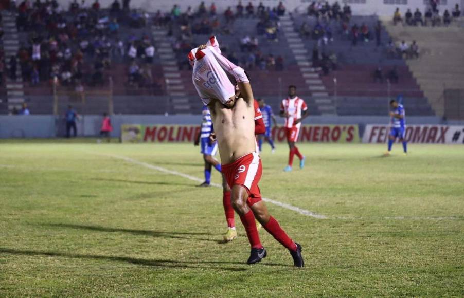 Juan Ramón Mejía firmó el 3-0 del Vida con un remate de cabeza y celebró quitándose la camiseta.