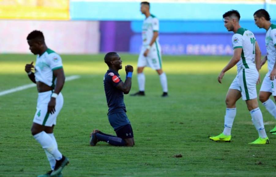 Rubilio Castillo se lamenta tras realizar una espectacular chilena que tapó el portero Rafa Zúniga del Platense.