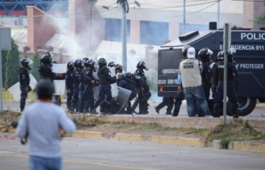 Un grupo de universitarios se enfrentaron este lunes con elementos de la Policía Antimotines en el bulevar Suyapa de Tegucigalpa.