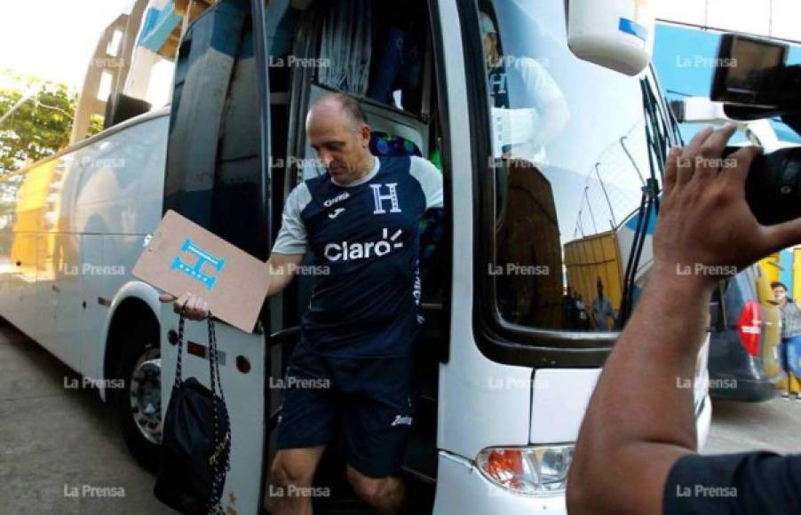 Momento en que Fabián Coito se bajaba del autobús que trasladó a la selección de Honduras del hotel de concentración al estadio Olímpico de San Pedro Sula.