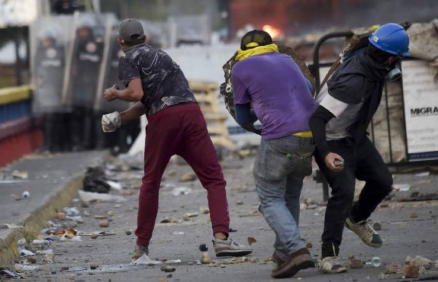 Los manifestantes se enfrentan a las fuerzas de la Guardia Bolivariana desde el pasado sábado, en un intento por romper el cerco militar para ingresar la ayuda humanitaria almacenada en Colombia.