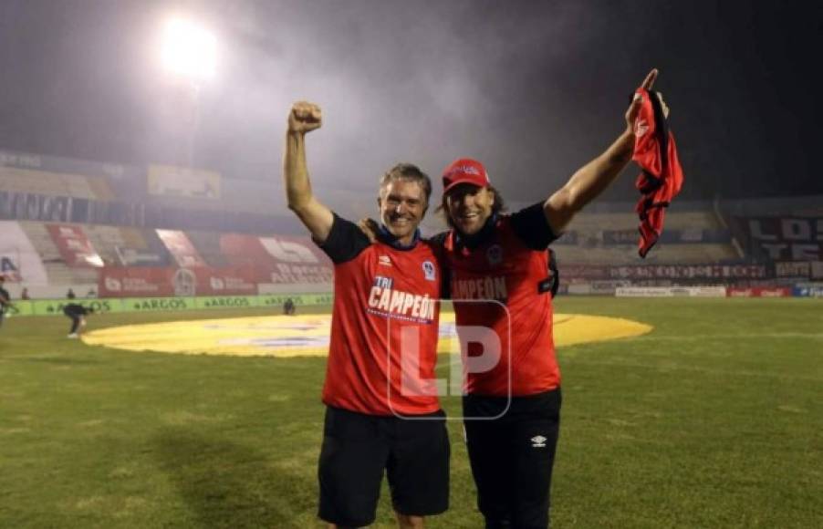 Pablo Javier Martín, preparador físico, y Gustavo Reggi, asistente técnico, celebrando el éxito del Olimpia.