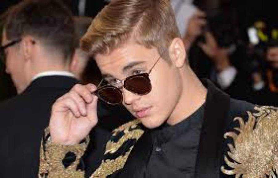 Justin Bieber no se escapa de la lista, y es que desde escupir a fanáticos, usar la bandera de Argentina para limpiar el piso y tener conflictos con Orlando Bloom, hasta tener ciertos encontronazos con la ley, Bieber ha tenido bastantes problemas desde que saltó a la fama.