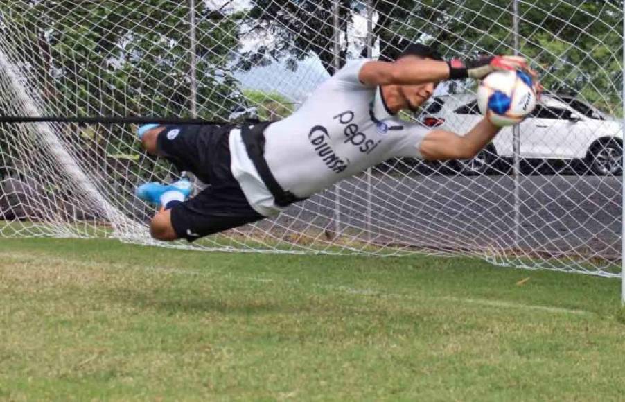 Marlon Licona: El portero hondureño se convertirá en nuevo jugador del Vida de cara a la próxima campaña.