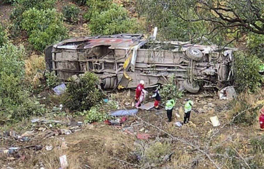El accidente ocurrió la noche del domingo, cuando el vehículo de pasajeros volcó y rodó a un precipicio de más de 200 metros en la provincia de Celendín en la región andina de Cajamarca, a unos 850 km al norte de Lima.