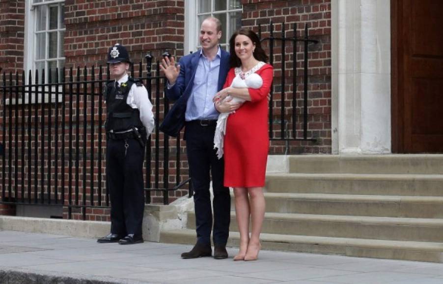 William bromeó diciendo que no tendría al mundo esperando demasiado tiempo después de lo que pasó Kate, quien estuvo en labor de parto desde las 6:00 am.