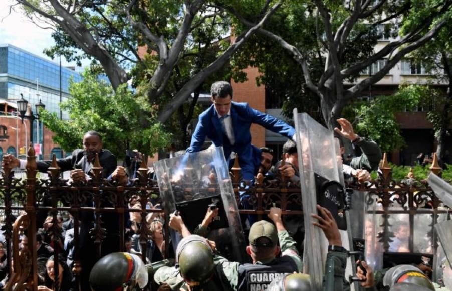 En Venezuela, la Guardia Nacional impidió que el líder opositor, Juan Guaidó, ingresara a la Asamblea Nacional para reelegirse como jefe del Congreso. Guaidó se volvió a autoproclamar presidente interino de Venezuela tras sus fallidos intentos de derrocar al socialista Nicolás Maduro.