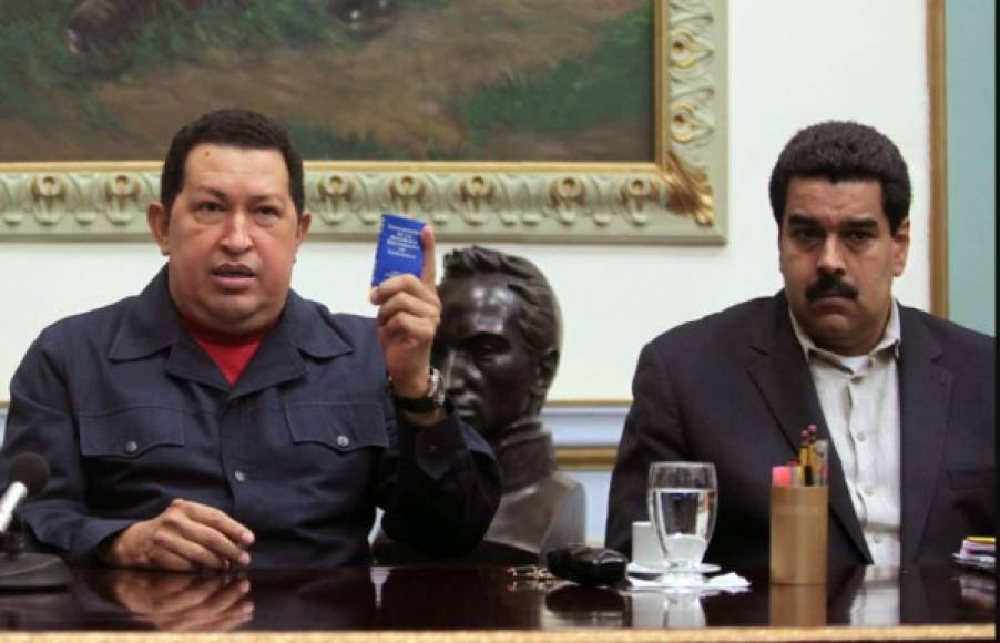 Hugo Chávez (1954-2013)<br/><br/>El fallecido presidente de Venezuela, antecesor de Nicolás Maduro, ha sido señalado de usar la brujería para mantenerse en el poder por varios años. Según el libro 'Los brujos de Chávez' el mandatario tenía una obsesión por consultar videntes, hacer sesiones de 'ouija' y hasta practicar rituales de santería cubana.<br/><br/>'Chávez utilizó la brujería para controlar Venezuela y manipular al pueblo. Hasta tal punto que la santería importada desde Cuba transformó la manera de hacer política', describe el autor David Placer.<br/><br/>Testigos aseguran que por superstición Chávez dejaba una silla vacía en las reuniones con sus asesores para Simón Bolívar (1783-1830), con quien incluso mantenía charlas a altas horas de la madrugada.
