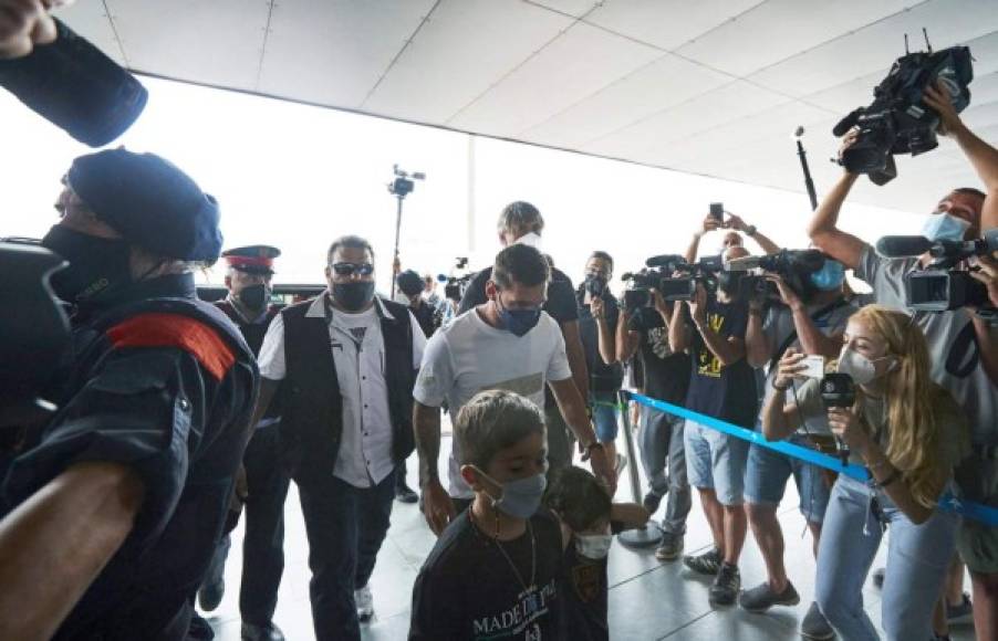 Messi, su mujer, Antonella, y sus tres hijos, llegaban al aeropuerto de El Prat en Barcelona para coger un vuelo privado rumbo a a capital parisina.