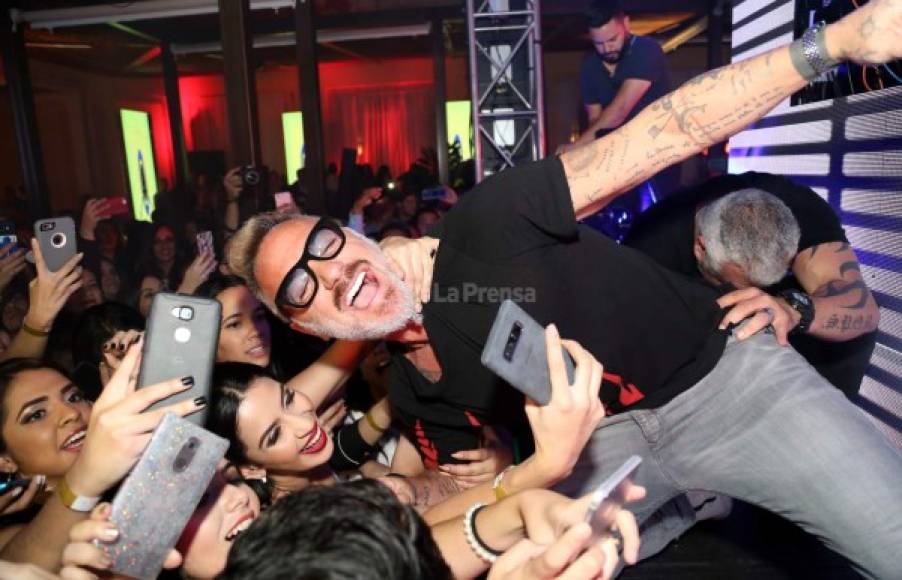 La estrella de las redes sociales Gianluca Vacchi llegó por primera vez a Honduras para deleitar a un público en un exclusivo concierto en la capital.<br/><br/>Mira las fotos de los momentos del italiano con el público hondureño.