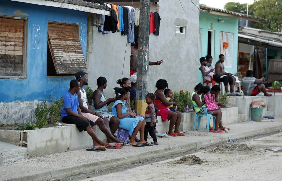 Otros 19,000 migrantes haitianos varados en Colombia se dirigen hacia EEUU