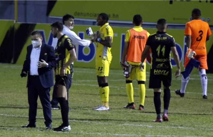 Fernando Araújo estuvo dialogando con el portero aurinegro Luis 'Buba' López tras el partido.