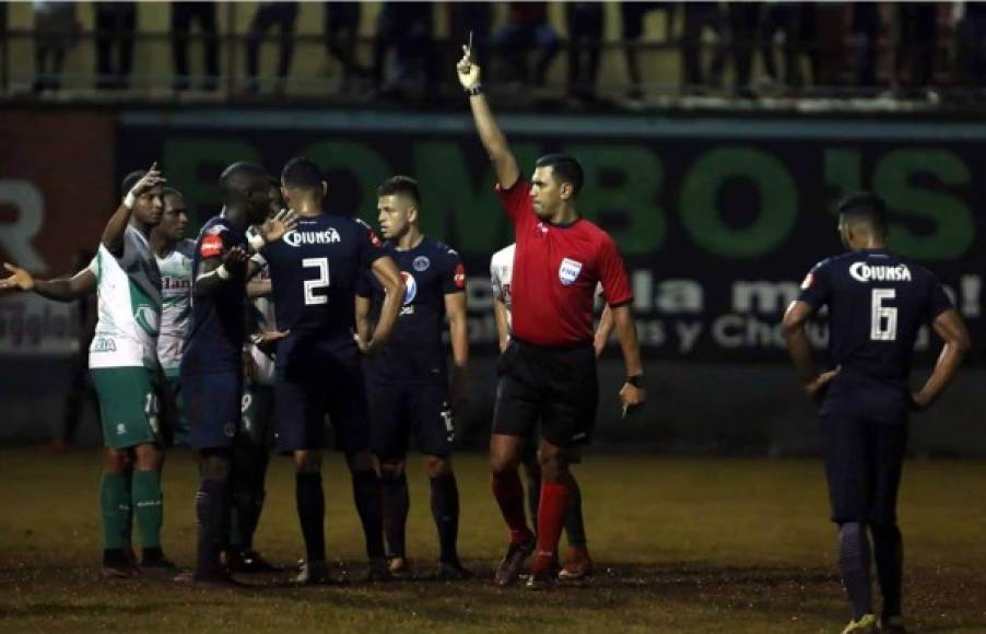 Rubilio Castillo se enfrascó en una bronca con Carlos Palacios, defensa del Juticalpa, y el árbitro los expulsó a los dos.