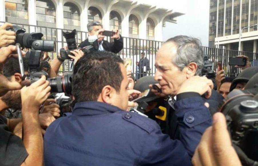 El expresidente de Guatemala Álvaro Colom (c-i) camina escoltado tras ser capturad.