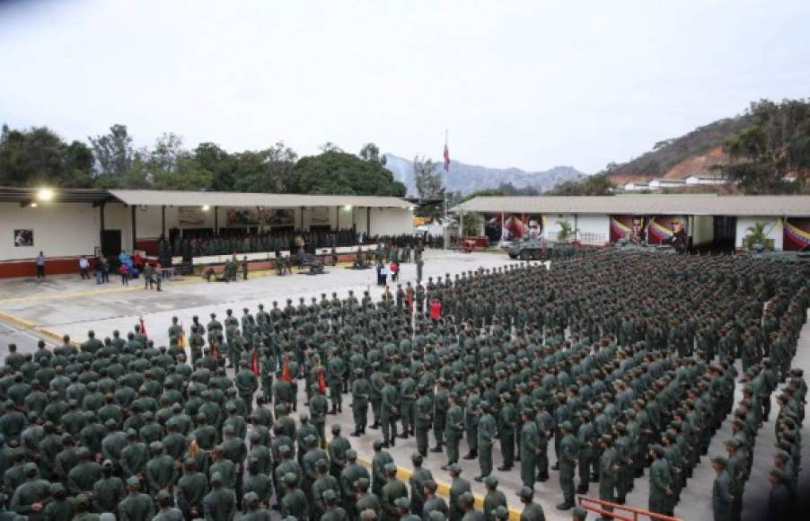 Miembros de la Fuerza Armada Nacional Bolivariana (FANB), escuchando al presidente de Venezuela, Nicolás Maduro, durante un mitin militar.