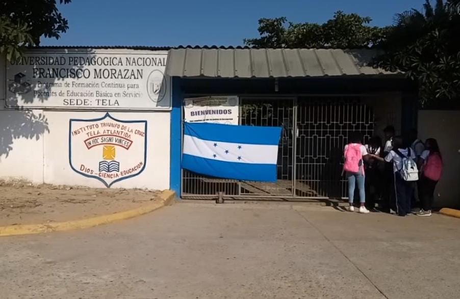 Por falta de maestros, padres y alumnos se toman Instituto Triunfo de la Cruz en Tela