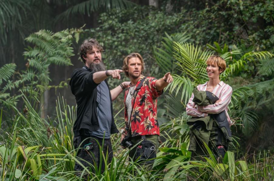 El director Adam Wingard junto al elenco de la película.