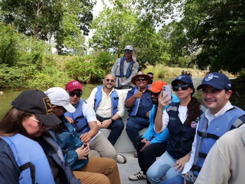 Aníbal Ehrler, ministro de Turismo, recorrió el refugio de vida silvestre en compañía del alcalde Fernando Gómez, alcalde de El Porvenir.