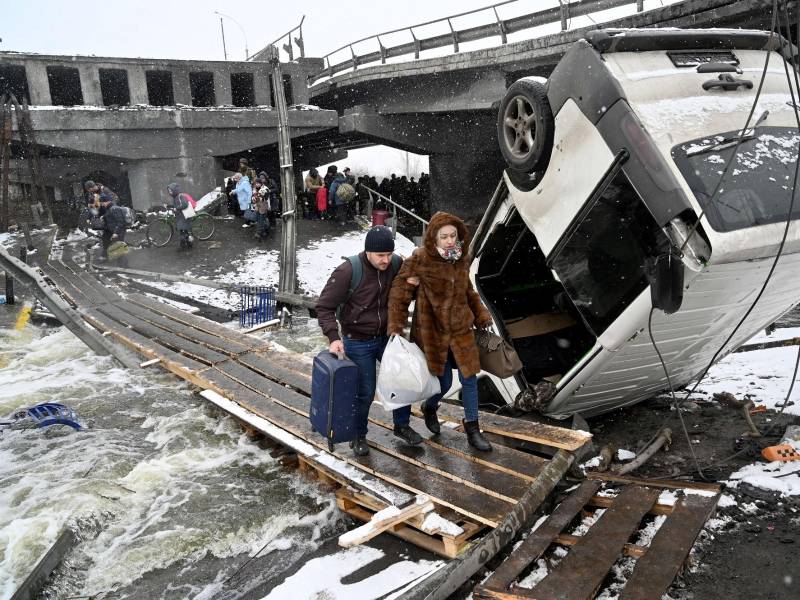Miles de civiles intentan escapar de la capital ucraniana mientras se recrudecen los combates rusos en la región.