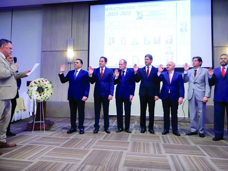 Antonio García Carranza, vicecanciller para Asuntos Consulares y Migratorios, juramentó a la nueva junta directiva de la ACCS.