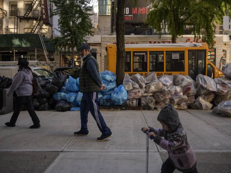 Los recolectores de basura se fueron a huelga por la imposición de la vacuna obligatoria contra el covid 19.