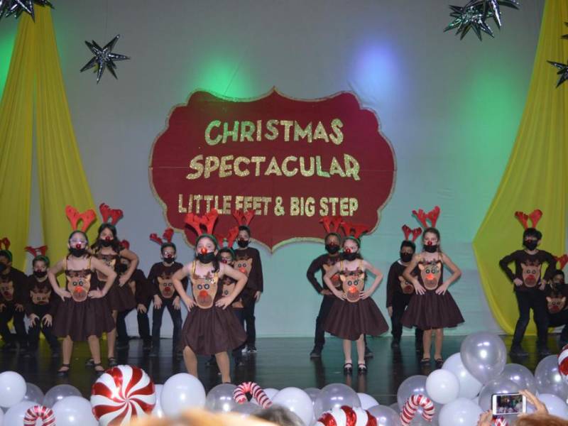 Los niños y niñas del tercer grado presentaron un baile con vestidos de renos y el alegre Santa Claus.