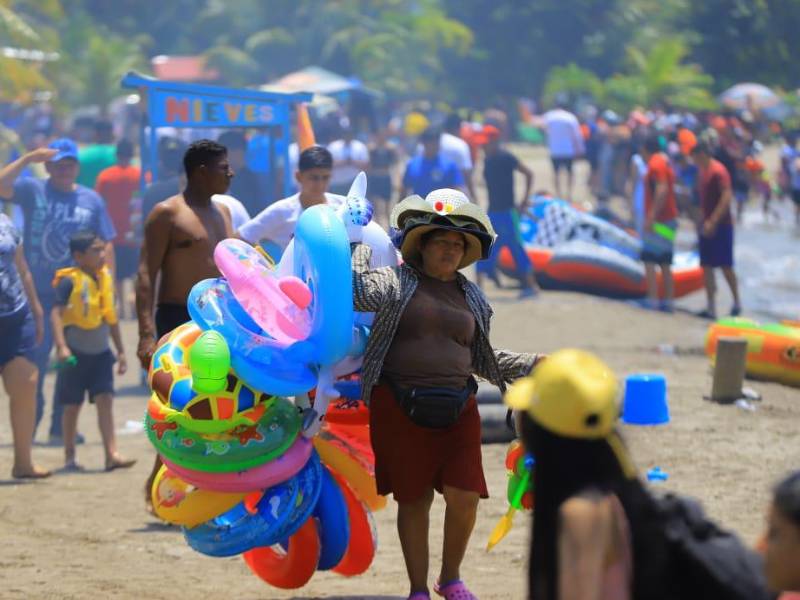 Cientos de veraneantes colmaron hoy las playas de Omoa y Puerto Cortés.